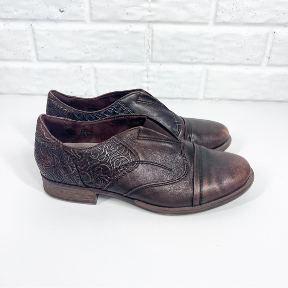 EARTH Blythe 9.5 Almond Slip on Tooled Weathered Leather loafer - Picture 1 of 8